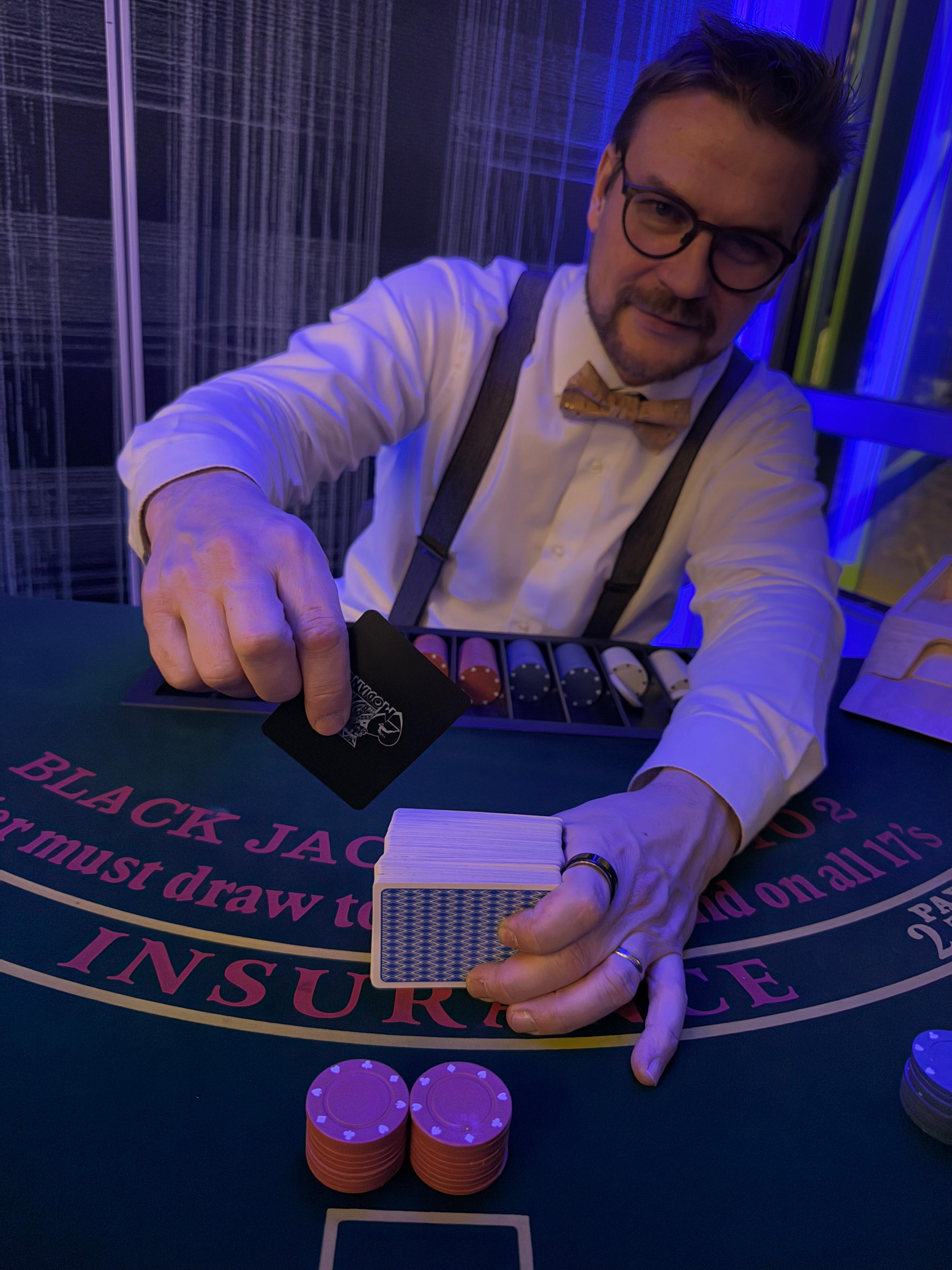 Kasinoillan jakaja jakamassa kortteja blackjack-pöydässä
